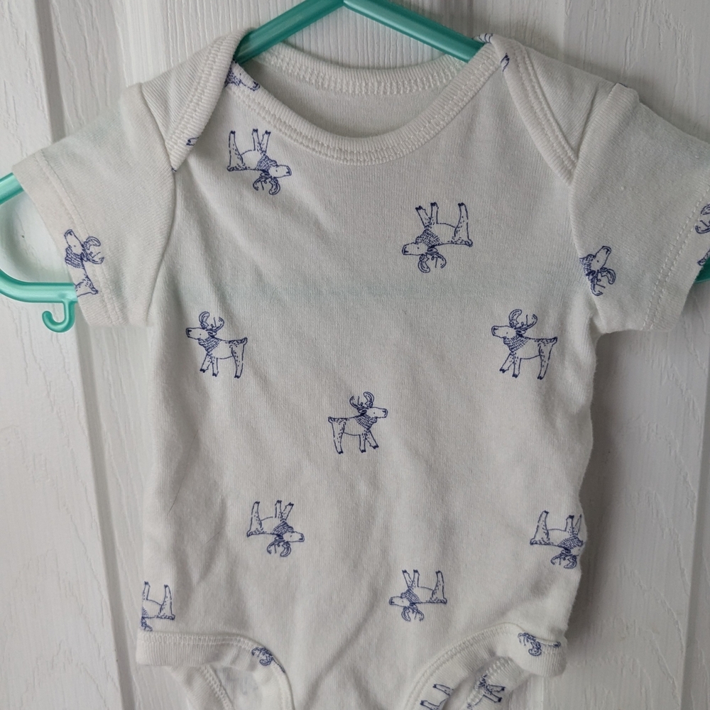 5/$5🦀 Carter's White and Blue Moose Print Bodysuit